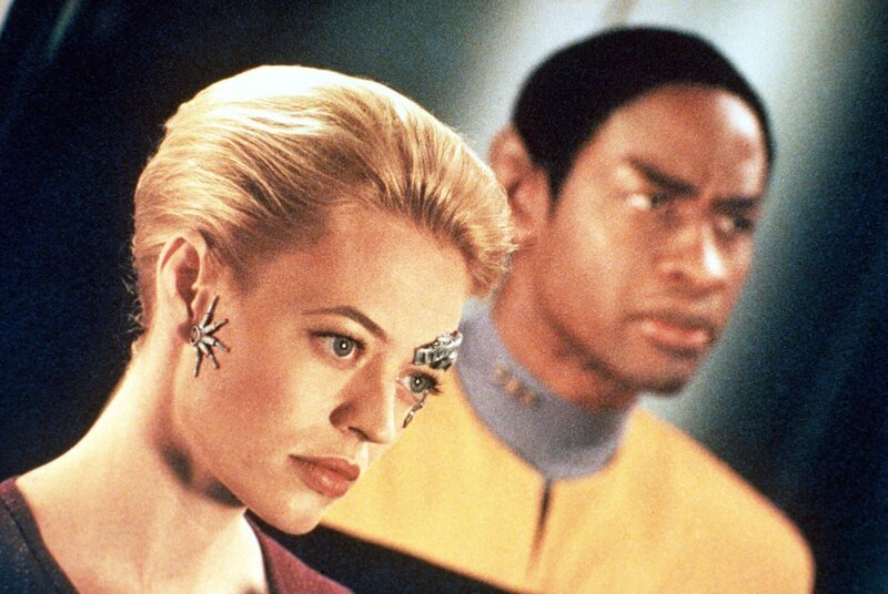 Tuvok (Tim Russ, r.) und „Seven of Nine“ (Jeri Lynn Ryan, l.) beobachten den Delta-Flyer … – Bild: Paramount