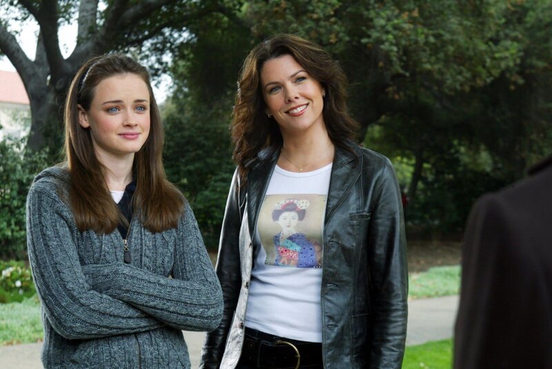 Lorelai (Lauren Graham, r.) erzählt Luke von Rory (Alexis Bledel, l.) und Jess, woraufhin dieser Regeln für eine Beziehung der beiden aufstellt … – Bild: Warner Bros.