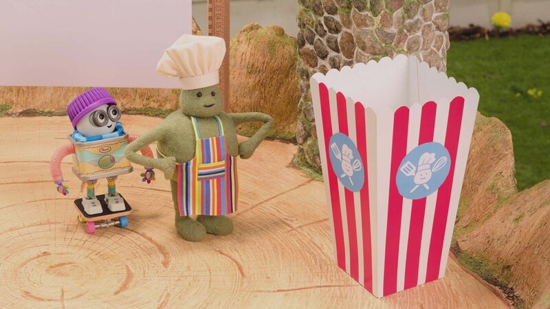 L-R: Olly, Tiny Chef – Bild: Paramount