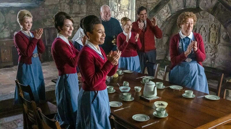 L-R: Trixie Franklin (Helen George), Valerie Dyer (Jennifer Kirby), Lucille Anderson (Leonie Elliott), Fred Buckle (Cliff Parisi), Shelagh Turner (Laura Main), Patrick Turner (Stephen McGann) und Phyllis Crane (Linda Bassett) – Bild: Sony Channel