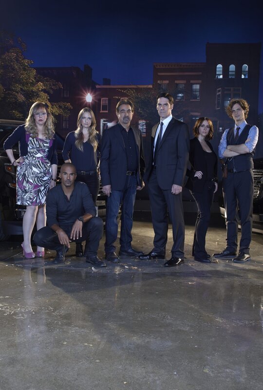 L-R: Penelope Garcia (Kirsten Vangsness), Derek Morgan (Shemar Moore), Jennifer „JJ“ Jareau( A.J. Cook), David Rossi (Joe Mantegna), Aaoron Hotcher (Thomas Gibson), Kate Callahan (Jennifer Love Hewitt) und Dr. Spencer Reid (Matthew Gray Gubler). – Bild: ABC Studios /​ Cliff Lipson