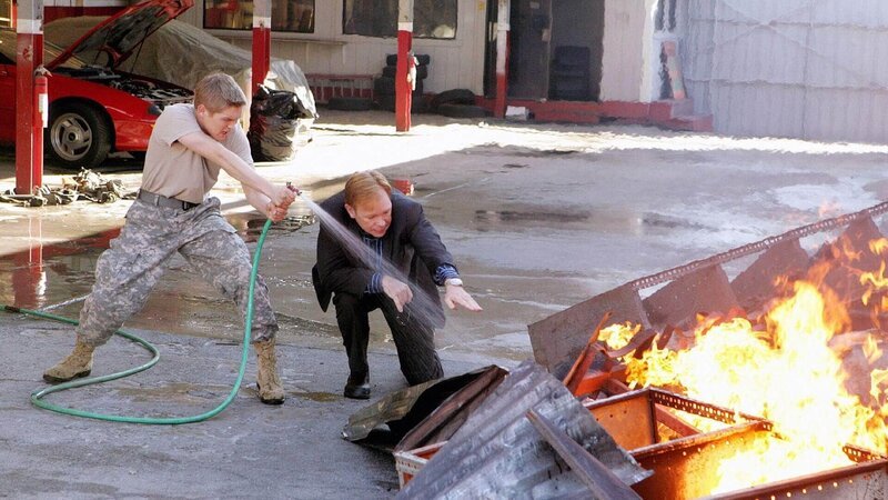 Kyle (Evan Ellingson, l.) und Horatio (David Caruso) versuchen den brennenden Mann, der offensichtlich auf einem Haufen von Schrott und Reifen mit Benzin übergossen und angezündet wurde, zu retten. Kyle befürchtet, dass es sich bei dem Opfer um seinen Freund handelt … – Bild: TVNOW /​ CBS