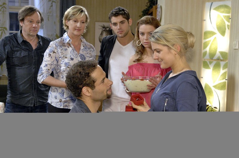 Anna ist glücklich, als Jannick sie mit einem Verlobungsring überrascht. v.l.n.r.: Armin (Rainer Will), Susanne (Heike Jonca), Jannick (Mike Adler), Jonas (Roy Peter Link), Katja (Karolina Lodyga), Anna (Jeanette Biedermann) – Bild: Sat.1