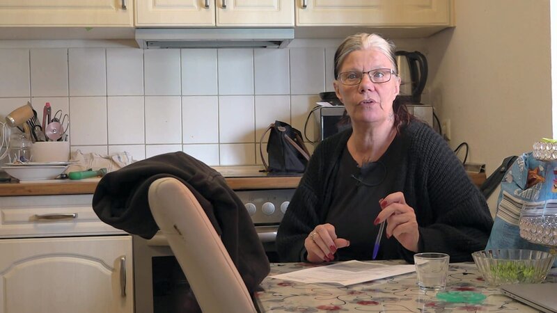 Beate muss die Formulare ausfüllen, wenn sie einen Behindertenausweis beantragen will. – Bild: RTLZWEI