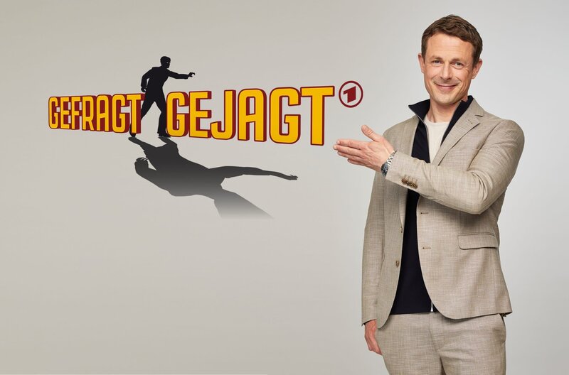 Moderator Alexander Bommes will wissen: Wer weiß es besser? In „Gefragt – Gejagt“ tritt ein Team von vier Kandidat:innen gegen ein Superhirn an: der/​die „Jäger:in“ ist jeweils ein ausgewiesener Quizprofi. – Bild: ARD/​Thomas Leidig