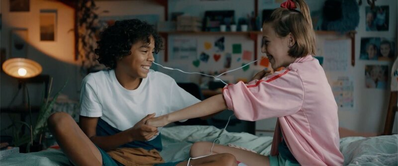 Felix (Junes Callaert) und Ella (Cécile Enthoven) necken sich. – Bild: BR/​VRT/​Nico Surings