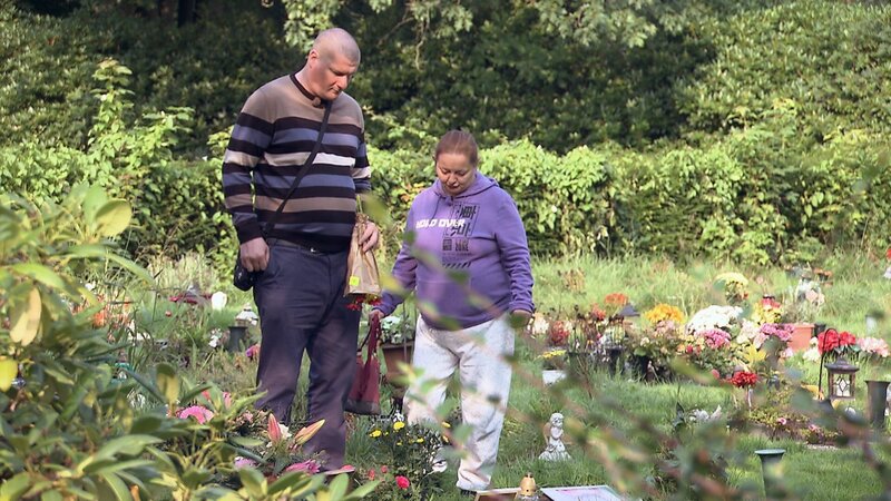 Stefan und Monika auf dem Friedhof – Bild: RTLZWEI