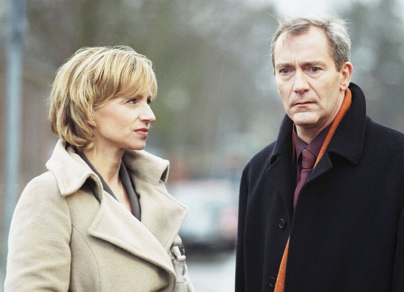 Wege zum Glück Kapitel 348 Staffel 1, Episode 348 Richard stellt Helena zur Rede und will wissen, wer der wahre Vater von Viktoria ist: Silke Matthias als Helena, Peter Timmermann als Richard – Bild: SRF/​ZDF