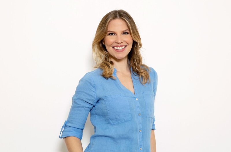 SÜDWESTRUNDFUNK Doc Fischer - Moderatorin Julia Fischer Mit "Doc Fischer" gibt es ein neues Gesundheitsmagazin im SWR Fernsehen. Die Ärztin und Journalistin Dr. Julia Fischer präsentiert jeden Montag neueste medizinische Erkenntnisse und Behandlungsmethoden und gibt Tipps, wie man fit und gesund bleiben kann. © SWR/Bella Lieberberg, honorarfrei - Verwendung gemäß der AGB im engen inhaltlichen, redaktionellen Zusammenhang mit genannter SWR-Sendung und bei Nennung "Bild: SWR/Bella Lieberberg" (S2+). SWR Presse/Bildkommunikation, Baden-Baden, Tel: 07221/929-23876, foto@swr.de – Bild: SWR/​Bella Lieberberg /​ SWR Presse/​Bildkommunikation