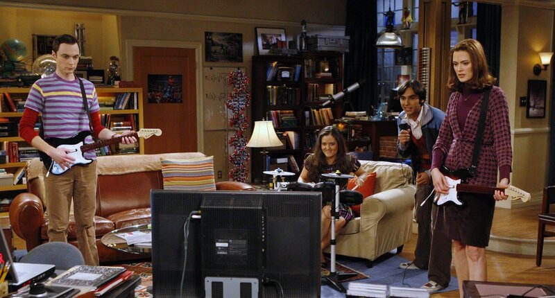 Obwohl Sheldon (Jim Parsons, l.) Raj (Kunal Nayyar, 2.v.r.) in eine peinliche Situation nach der anderen bringt, finden sich zwei nette, attraktive, intelligente Frauen, Abby (Danica McKellar, 2.v.l.) und Martha (Jen Drohan, r.), die mit den beiden mit nach Hause gehen … – Bild: HBOH