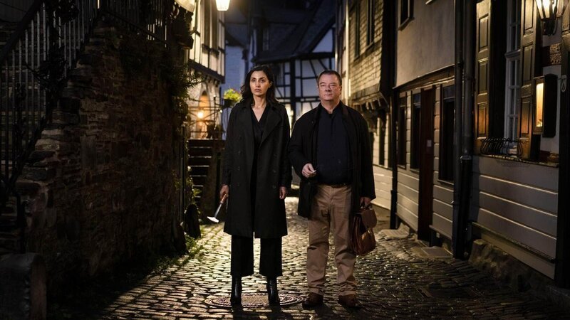 Dr. Schlesinger (Peter Kurth), Azra (Narges Rashidi) – Bild: RTL /​ MOOVIE /​ Stephan Rabold