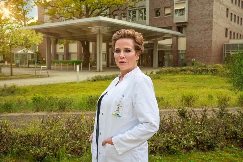 Dr. Barbara Berg (Muriel Baumeister) – Bild: SAT.1 /​ Hardy Spitz