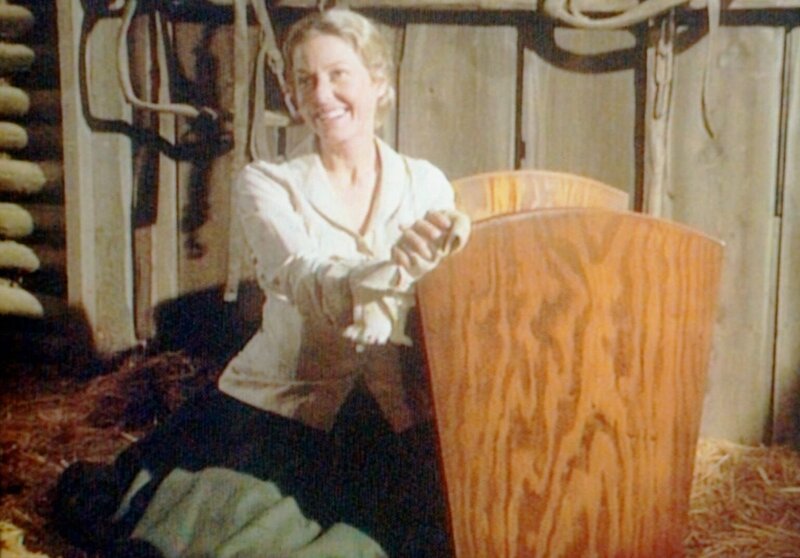 Für den baldigen Nachwuchs holt Caroline (Karen Grassle) die alte Wiege vom Dachboden. Charles hat sie für seine Töchter selbst gezimmert. – Bild: Worldvision Lizenzbild frei