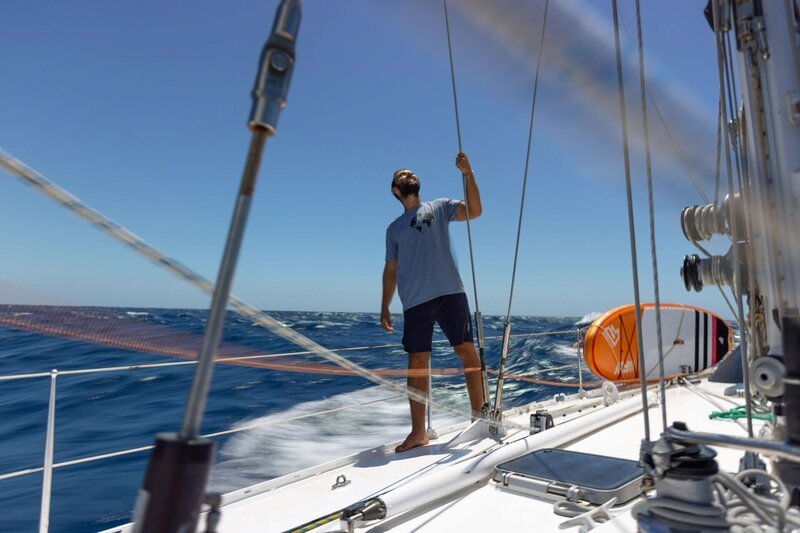 Tim auf der Segelyacht auf dem Weg von Tahiti nach Moorea. – Bild: Hans Jakobi