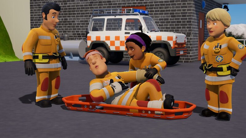 Helen zeigt, wie Verletzte am besten transportiert werden. Sam spielt den Patienten. – Bild: KiKA/​HIT Entertainment