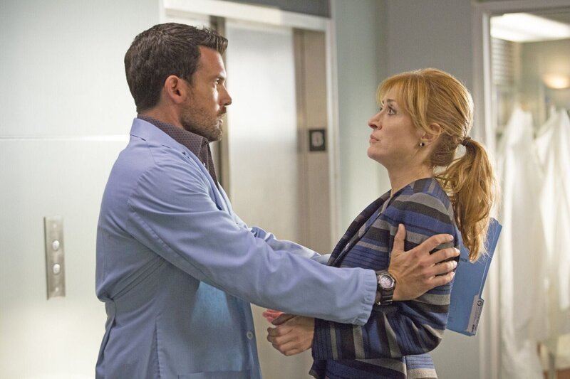 Kent Drake (Adam Sinclair) versucht seine Kollegin Maura Isles (Sasha Alexander) zu küssen. – Bild: RTL /​ Warner Bros.