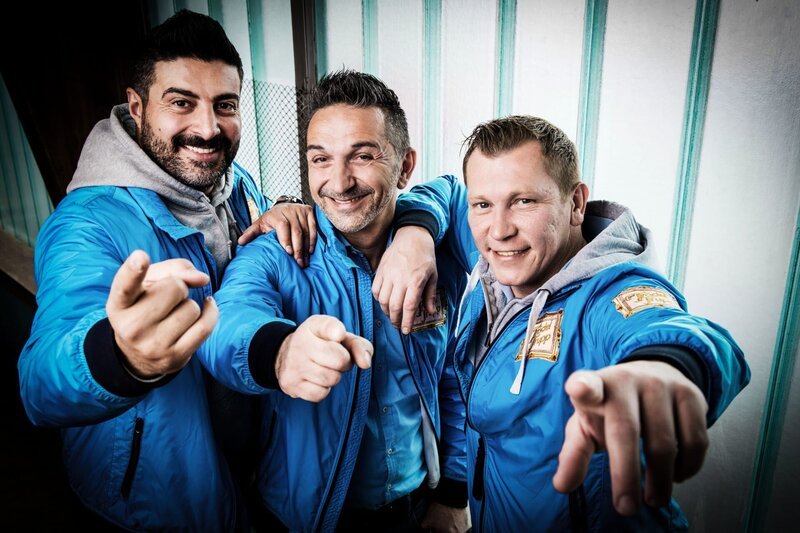 v.l.n.r.: Sükrü, Mauro, Otto Sükrü Pehlivan, Mauro Corradino und Otto Schulte, Moderatoren. – Bild: RTL II /​ Kathrin Kraus