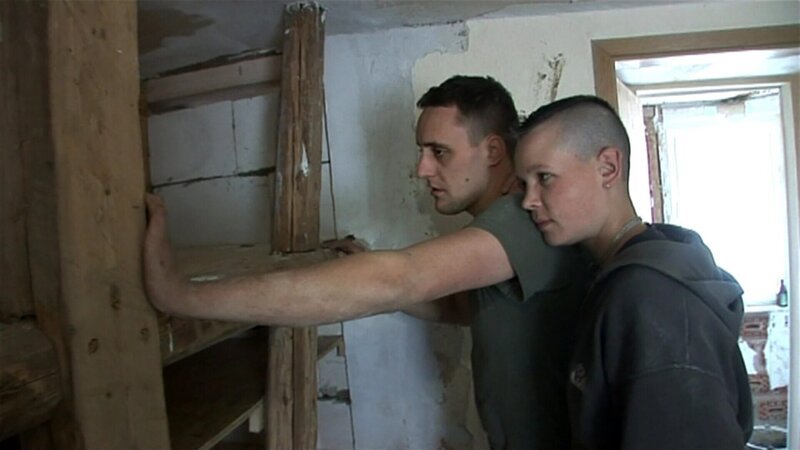 Um Geld zu sparen, sanierten Susanne und Paul in Eigenregie und fahren hunderte von Kilometern, um auf Schnäppchenjagd zu gehen. Nach sechs Monaten besucht „Die Schnäppchenhäuser“ das Paar erneut … – Bild: RTL Zwei