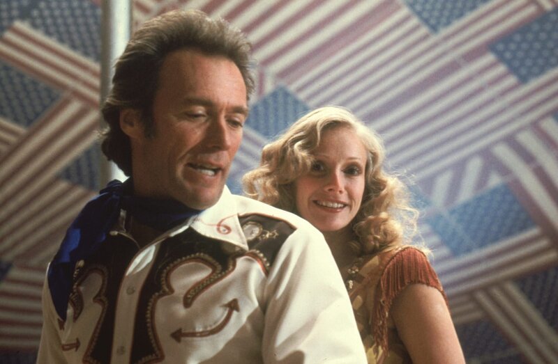 Kann die neue Assistentin Antoinette Lily (Sandra Locke) Bronco Billys (Clint Eastwood) kriselnde Westernshow retten? – Bild: port.hu Kann die neue Assistentin Antoinette Lily (Sandra Locke) Bronco Billys (Clint Eastwood) kriselnde Westernshow retten? – Bild: port.hu