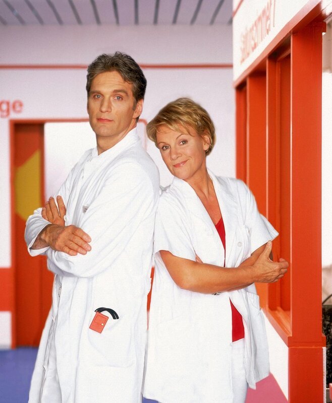 Was sich neckt, das liebt sich. Wenn diese Weisheit stimmt, müssten Schwester Nikola (Mariele Millowitsch) und Dr. Schmidt (Walter Sittler) ein Traumpaar sein. Doch jegliche Zuneigung zueinander würden die beiden natürlich vehement bestreiten. – Bild: RTLup