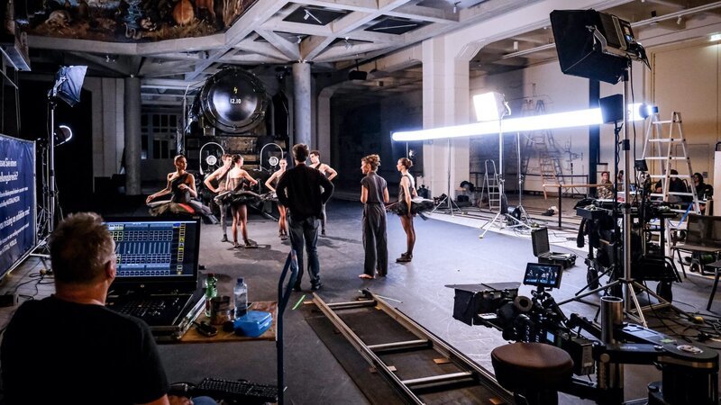 Dreharbeiten im technischen Museum, Choreografin Cathy Marston mit den Tänzer*Innen Trevor Hayden, Sinthia Liz, Sveva Gargiulo, Natalya Butchko, Andrés Garcia Torres und Laura Cislaghi. – Bild: ORF/​Günther Pichlkostner