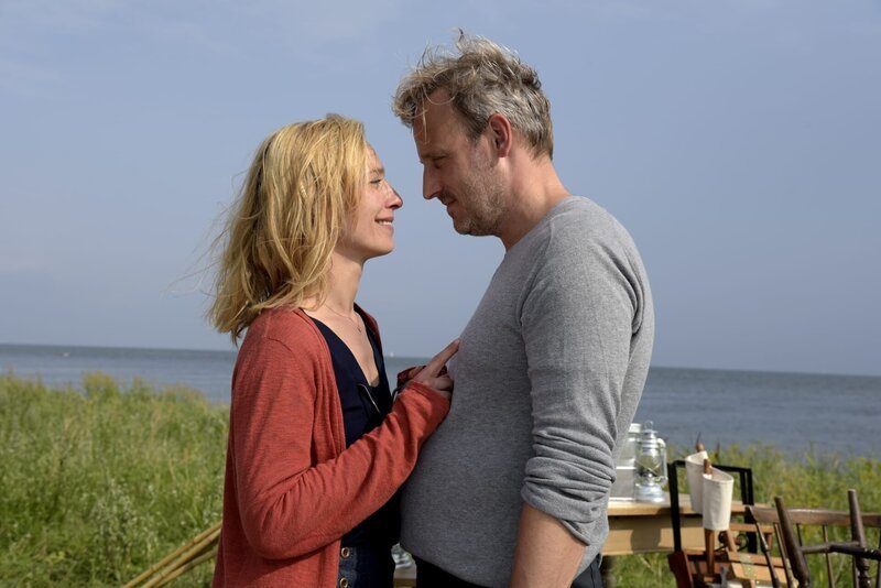 Lena (Sandra Borgmann, l.) hat sich in Mads (Rasmus Botoft, r.) verliebt, weiß aber noch nicht, ob sie länger als einen Sommer in Dänemark verbringen möchte. – Bild: Romance TV (DE) /​ Christiane Pausch