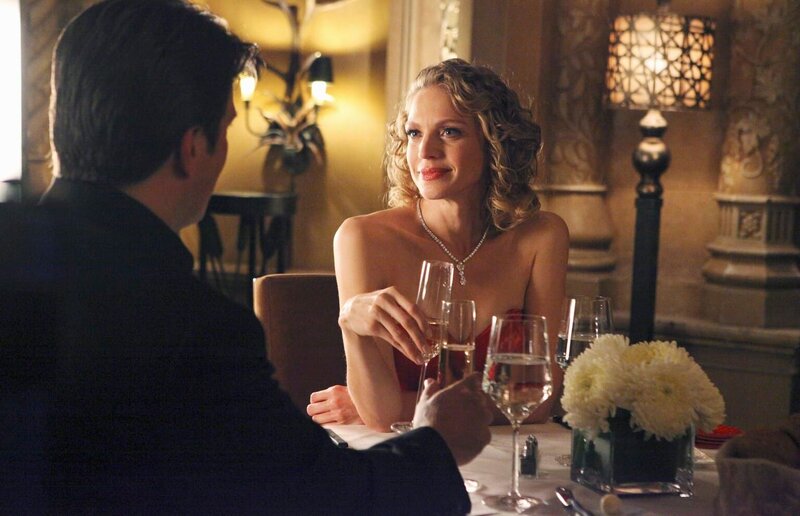Genießt das romantische Dinner mit Kristin Lehman (Serena Kaye, r.): Richard Castle (Nathan Fillion, l.) – Bild: American Broadcasting Companies, Inc.
