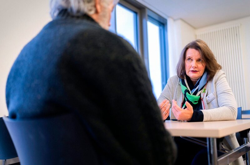 Dr. Barbara Jost im Gespräch mit einem psychotischen Patienten. – Bild: HR/​Ben Knabe
