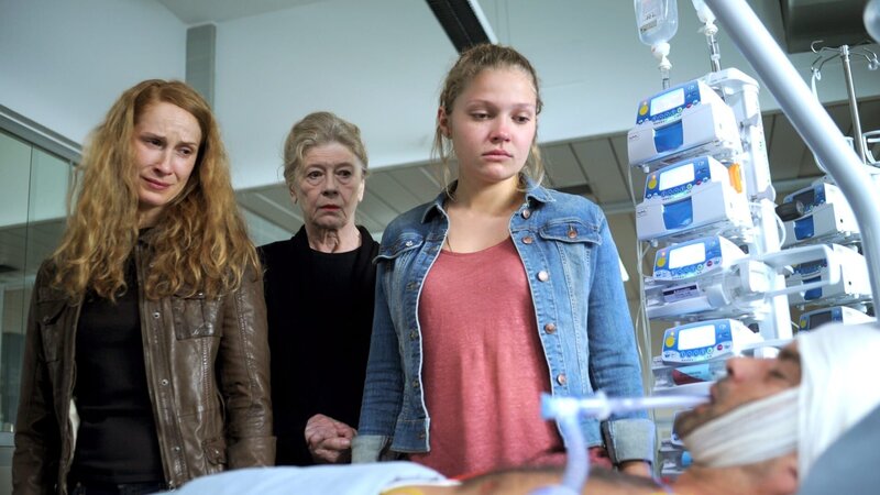 Sorge um Ehemann Thomas (Xaver Hutter), der von einem Scharfschützen angeschossen wurde: Kommissarin Sonja Schwarz (Chiara Schoras) mit ihrer Schwiegermutter Katharina (Lisa Kreuzer) und Stieftochter Laura (Charleen Deetz). – Bild: port.hu