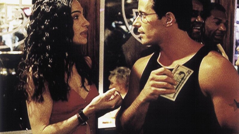 Auf Drängen seiner Freundin Jamie (Timilee Romolini) füttert Ted (Johnny Messner) einen einarmigen Banditen und knackt den Jackpot: 40 Millionen Dollar! Doch Glück bringt ihm das nicht … – Bild: TVNOW /​ CBS