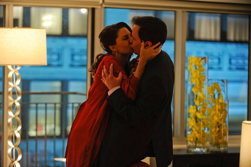 Selena Thomas (Mädchen Amick) und Peter Burke (Tim DeKay) – Bild: Barbara Nitke /​ Episodic /​ © Barbara Nitke /​ © USA Network