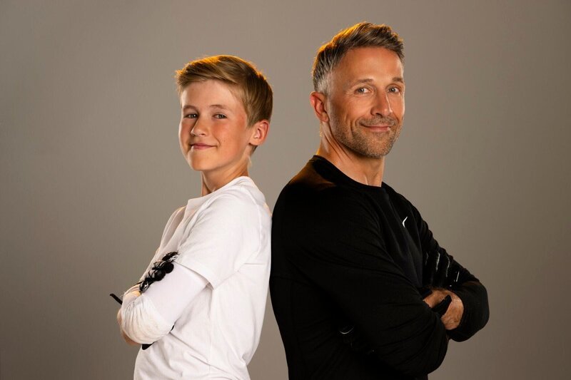 Florian Ambrosius (re.) und Kinderreporter Mads präsentieren bei „TOGGO Touchdown“ alles rund um die NFL. – Bild: SUPER RTL /​ Annette Etges