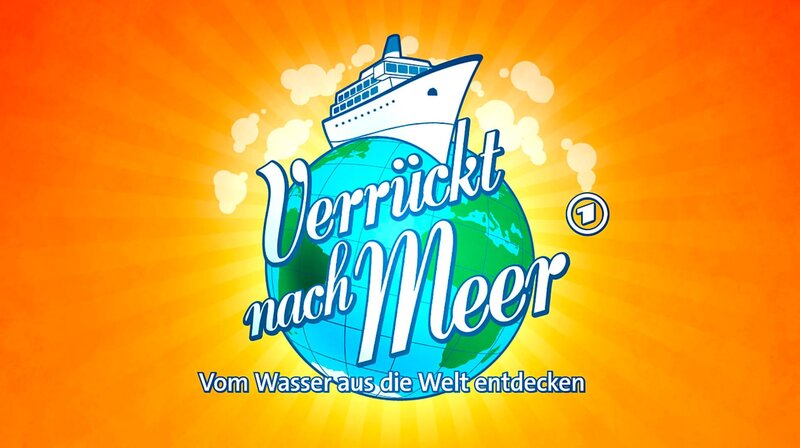Die „Verrückt nach Meer“-Flotte bekommt Zuwachs. Unter dem Motto „Vom Wasser aus die Welt entdecken“ nehmen Kapitän Vladimir Vorobyov und Kapitän Igor Gabler die Zuschauer mit zu den unterschiedlichsten Destinationen auf der ganzen Welt. Die Atmosphäre an Bord ist familiär. Auch die mitreisenden Prominenten wie Ralph Morgenstern (mit Tochter Jadwiga), Walter Plathe oder die Fernsehköche Martin Baudrexel und Nils Egtermeyer werden schnell Teil der Kreuzfahrt-Familie. – Bild: ARD/​SWR/​Fandango /​ ARD-Programmdirektion