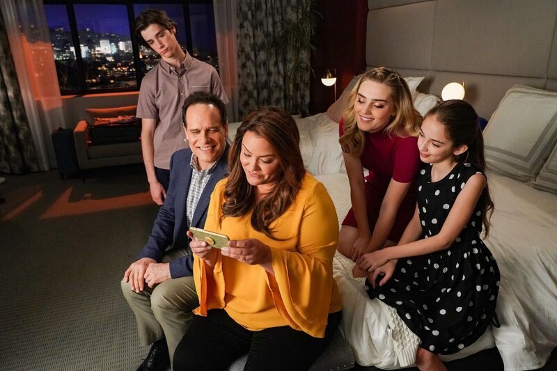 (v.l.n.r.) Oliver Otto (Daniel DiMaggio); Greg Otto (Diedrich Bader); Katie Otto (Katy Mixon); Taylor Otto (Meg Donnelly); Anna-Kat Otto (Julia Butters) – Bild: 2019 American Broadcasting Companies, Inc. All rights reserved. /​ Eric McCandless Lizenzbild frei