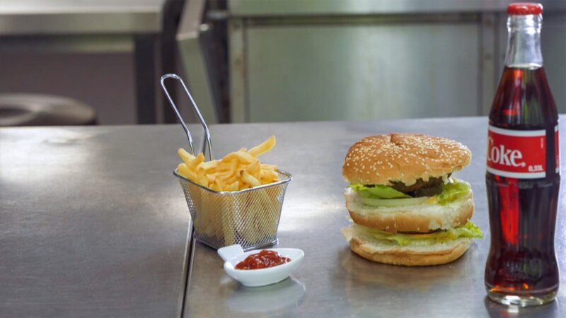 Fast Food – Das grosse Fressen Klassisches Fast Food Menü – Bild: SRF/​ZDF