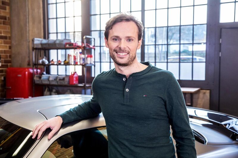 Moderator Alexander Bloch im neuen ‚auto mobil‘ Studio. – Bild: Die Verwendung des VOX-Bildmaterials ist nur zur redaktionellen Berichterstattung im Zusammenhang mit der jeweiligen Sendung unter Angabe der Credits/​Quellenangaben und Beachtung der uner http:/​/​kommunikation.VOX.de genannten Nutzungsbeschränkung erlaubt
