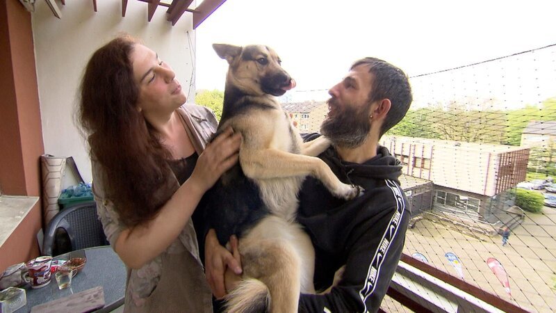 Anna und Manuel leben am Existenzminimum, nachdem der 38-jährige seinen Job verloren hat. – Bild: RTLZWEI, UFA SHOW & FACTUAL