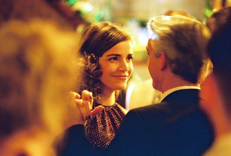 Sandra (Rebecca Immanuel, l.) hat Geburtstag und wagt ein Tänzchen mit ihrem Kollegen (Christoph M. Ohrt, r.). – Bild: SAT.1 /​ Hardy Spitz Eigenproduktionsbild frei