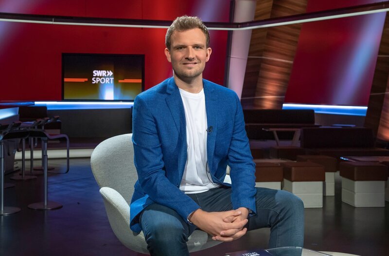 SÜDWESTRUNDFUNK SWR Sport - Lennert Brinkhoff Moderator "SWR Sport" im SWR Fernsehen (Sa.,17:30 Uhr im SWR Fernsehen, So., 21:45 Uhr im SWR Fernsehen Baden-Württemberg und Sondersendungen im SWR Fernsehen). Reporter, Redakteur und Autor in der multimedialen Sportredaktion des SWR. Lennert Brinkhoff im Studio. © SWR/Alexander Kluge, honorarfrei - Verwendung gemäß der AGB im engen inhaltlichen, redaktionellen Zusammenhang mit genannter SWR-Sendung und bei Nennung "Bild: SWR/Alexander Kluge" (S2+). SWR-Presse/Bildkommunikation, Baden-Baden, Tel: 07221/929-22287, foto@swr.de – Bild: SWR /​ SWR-Presse/​Bildkommunikation