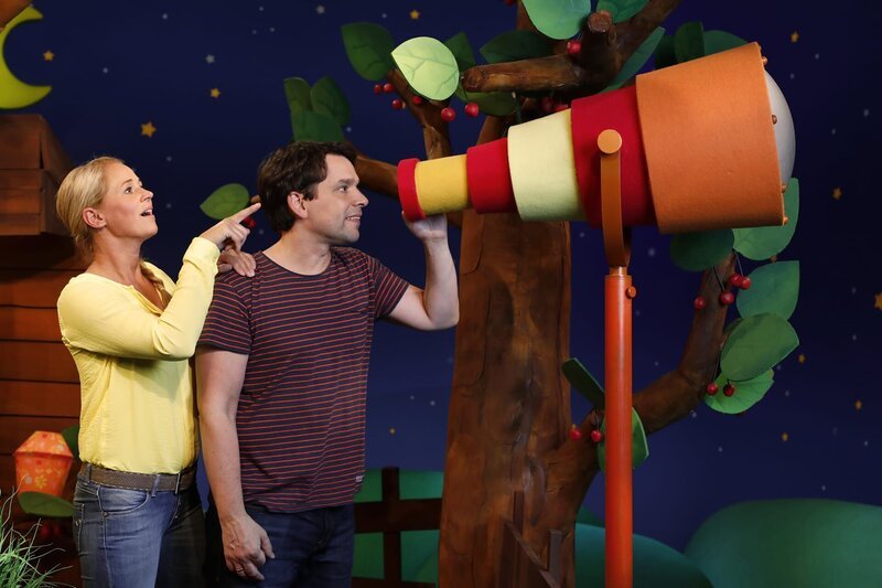 Dieses besondere Fernrohr gibt es nur im Baumhaus. Damit können Singa und Juri bis in die Sterne schauen und die neuesten Bilder der Kinder entdecken. – Bild: KiKA/​Promotion&Design /​ KiKA Bildredaktion