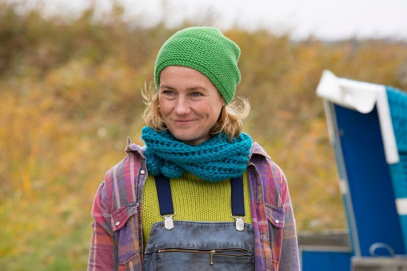Inken (Rhea Harder-Vennewald) glaubt an ihre Segelschule. – Bild: ZDF/​Georges Pauly