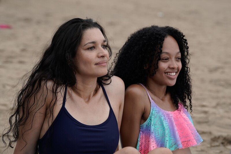 Reyka Gama (Kim Engelbrecht, l.) und Thulisile Gama (Rashaan Stackling) – Bild: RTL /​ Studio Toselli