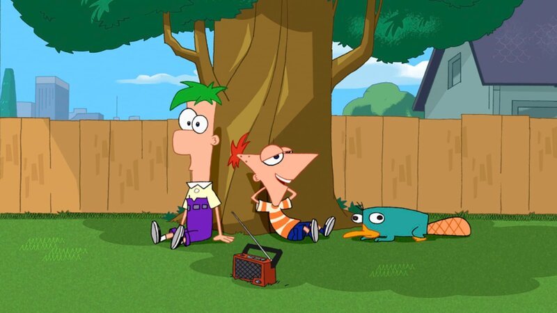 „Disneys Phineas und Ferb“, „Team Phineas & Ferb /​ Der Strand gleich hinterm Haus.“ Phineas und Ferb haben das Auto ihrer Mutter mit einer Fernsteuerung versehen und zum Rennwagen umgebaut. Jetzt wollen sie beim gefährlichen Sumpfrennen an den Start gehen. Candace sieht ihre Chance gekommen, denn der Wettbewerb wird live im Fernsehen übertragen. Endlich wird sie ihrer Mutter zeigen können, was die beiden Brüder in ihrer Abwesenheit anstellen. – Bild: 2007 DISNEY CHANNEL. All rights reserved.