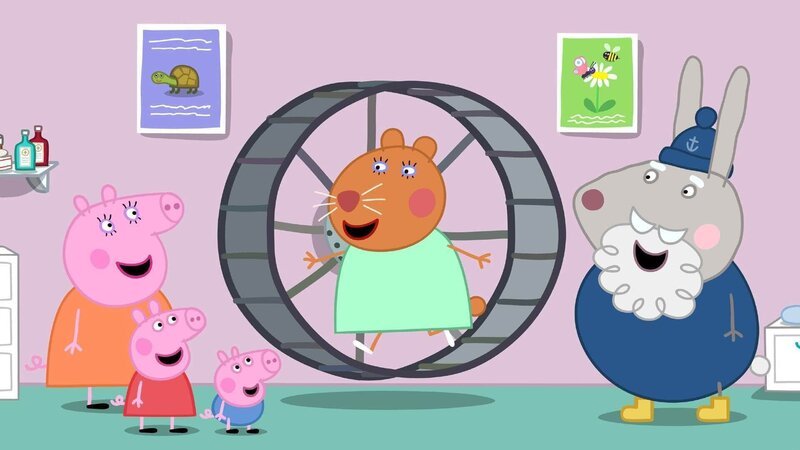 Opi Mümmel (re.) hat ein Geschenk für Doktor Hamster (mi.). Nachdem sie ihm erzählt hat, dass sie sich wünscht, mehr Sport zu machen, hat er sich dazu entschieden, etwas ganz spezielles für sie anzufertigen. – Bild: SUPER RTL