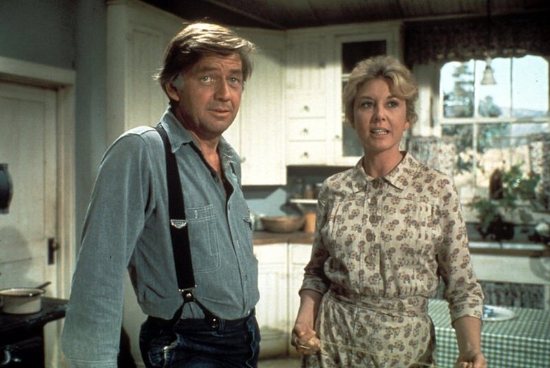 Zusammen mit seiner Frau (Michael Learned, r.), seinen sieben Kindern und seinen Eltern lebt John Walton (Ralph Waite, l.) in Waltons Mountain in den Blue Ridge Mountains in Virginia. Er betreibt ein kleines Sägewerk und die finanzielle Situation ist nicht gerade rosig. Dennoch ist der Familienzusammenhalt für die Großfamilie stets wichtiger als Geld … – Bild: WARNER BROS. INTERNATIONAL TELEVISION Lizenzbild frei
