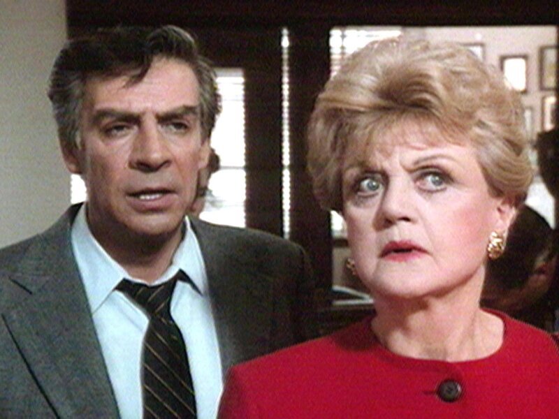 Jessica Fletcher (Angela Lansbury) heuert den Privatdetektiv Harry McGraw (Darstellername unbekannt) an, um ihr bei der Suche nach ihrem alten Freund John Winslow zu helfen. – Bild: Warner TV Serie