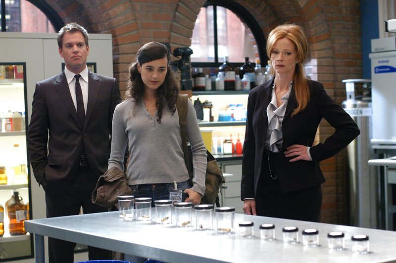 Tony (Michael Weatherly, l.), Ziva David (Cote de Pablo, m.), Jenny Shepard (Lauren Holly, r.) – Bild: 4+