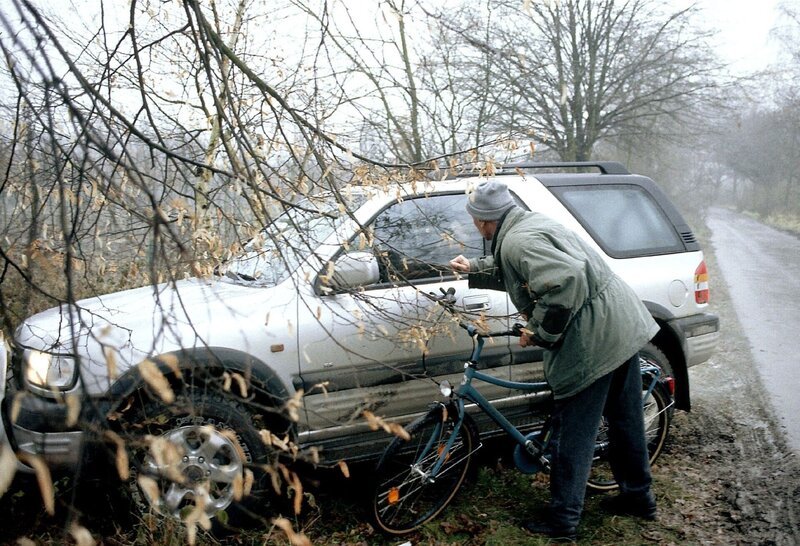Kurz vor Weihnachten 1994 in Köln: Ein Radfahrer (Komparse) findet Harald S. in seinem Wagen im Straßengraben, ohnmächtig am Steuer. Was ist passiert? – Bild: RTL /​ Anwälte der Toten – zusammengelegte /​ gesplittete Folge 5 - …