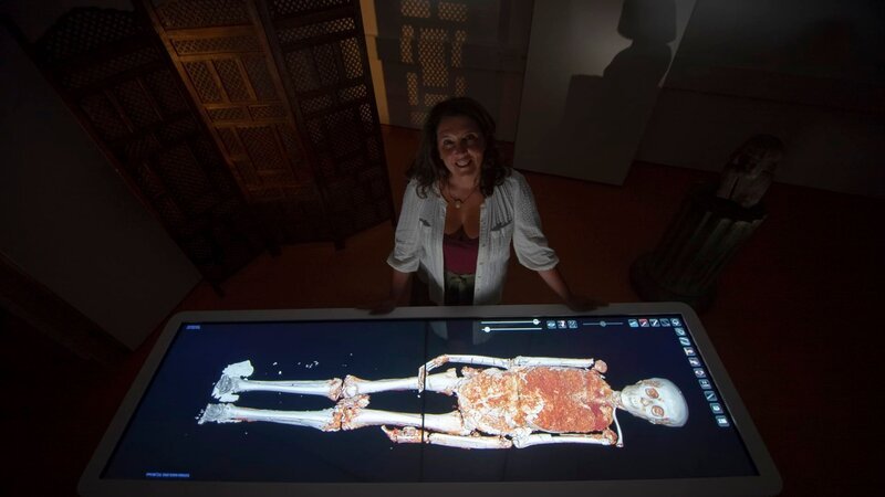 BETTANY HUGHES EXAMINES A DIGITAL AUTOPSY OF TUTANKHAMUN – Bild: Spiegel Geschichte