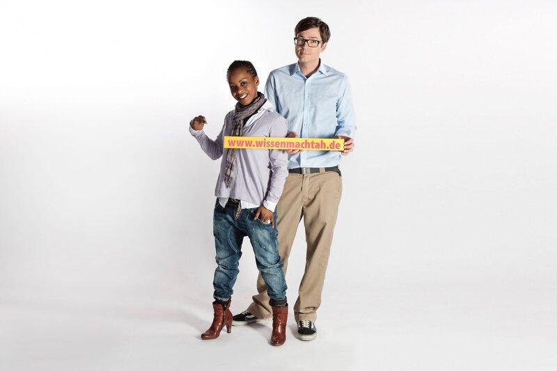 Shary Reeves und Ralph Caspers führen durch die Welt der außergewöhnlichen Fragen. – Bild: WDR/​Nola Bunke